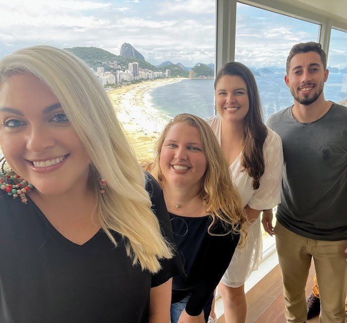 A equipe da Carioca Travels com o Rio de Janeiro ao fundo