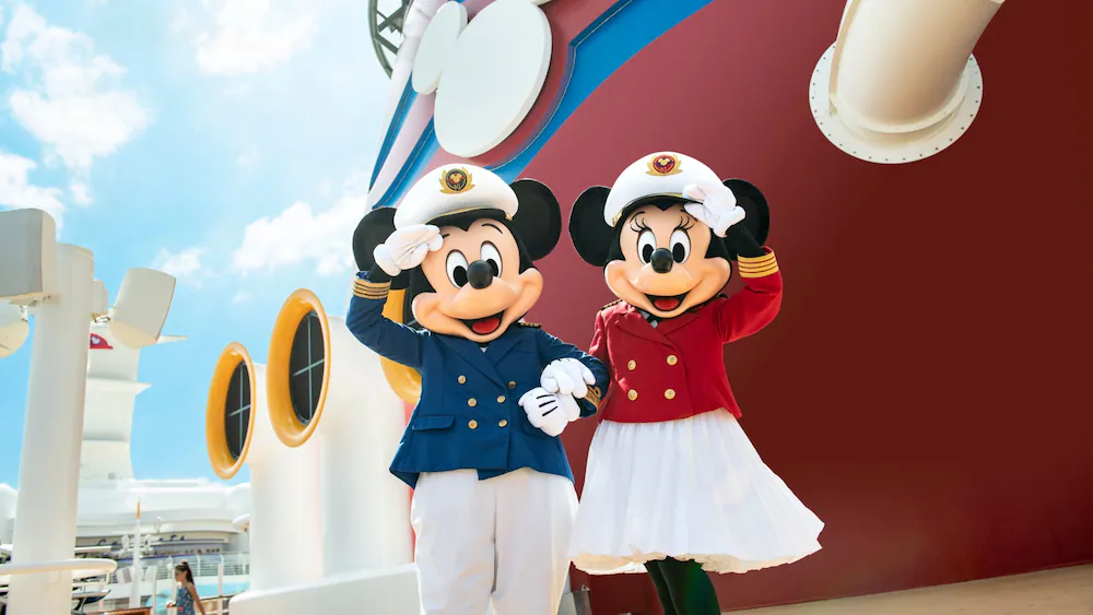 Família em deck de navio Disney olhando o mar com personagem ao fundo