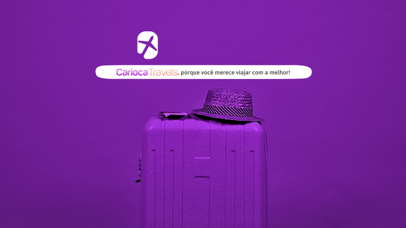 Agente de viagens atendendo cliente com mapa e laptop em mesa de escritório moderno