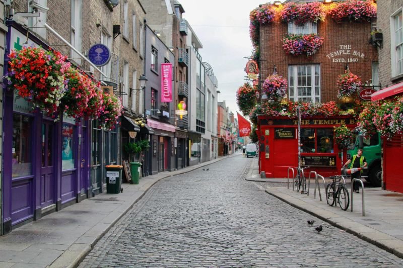 Vista panorâmica do centro histórico de Dublin em dia claro, com Trinity College e edifícios tradicionais ao redor